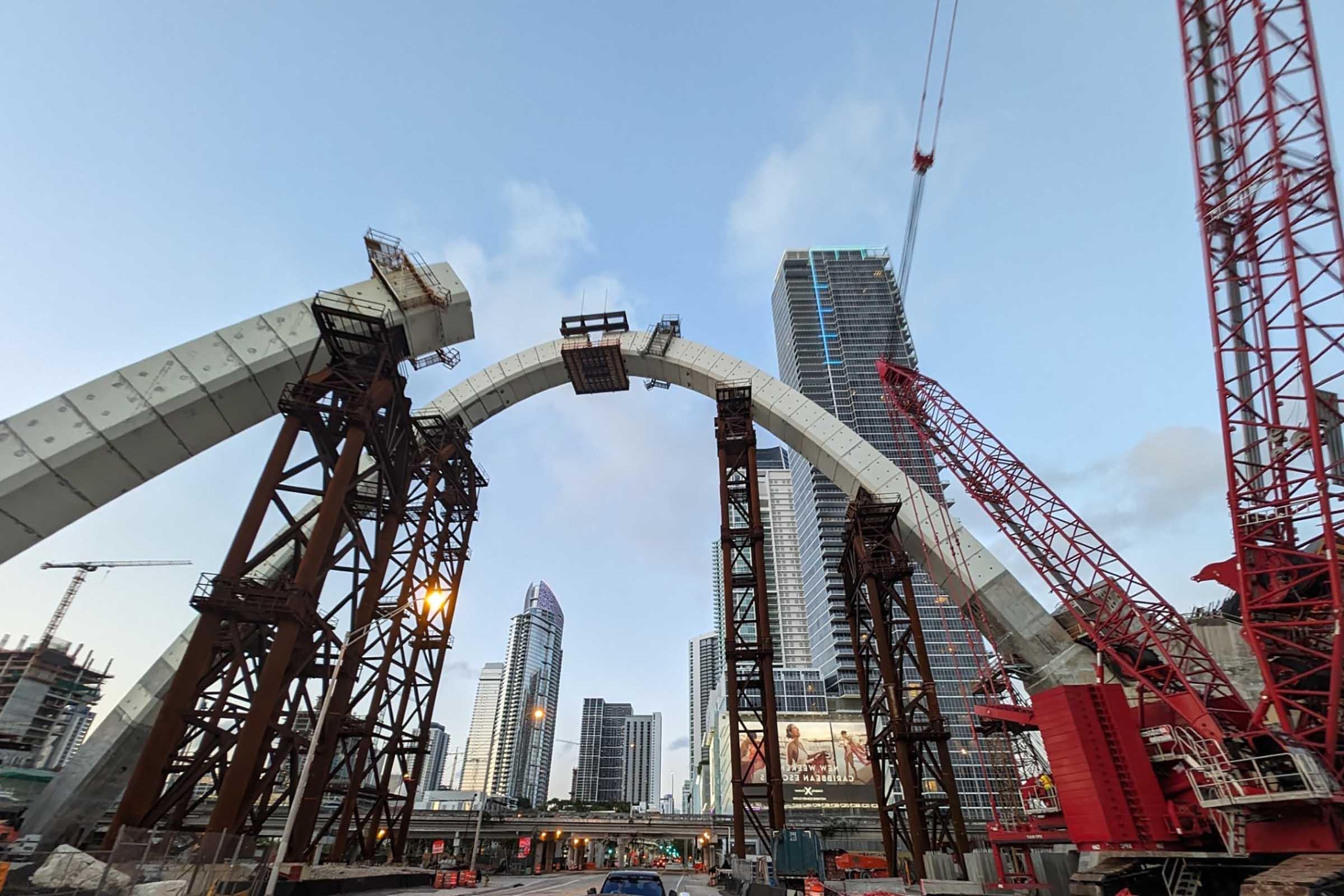 迈阿密标志性大桥拱门的施工进度2024年5月